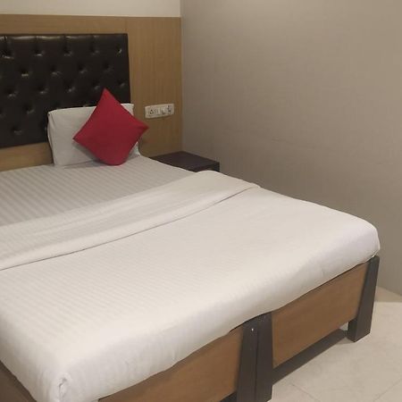 Hotel Palm Star Belapurpada ภายนอก รูปภาพ