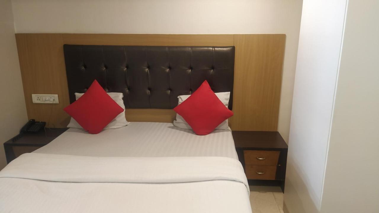 Hotel Palm Star Belapurpada ภายนอก รูปภาพ