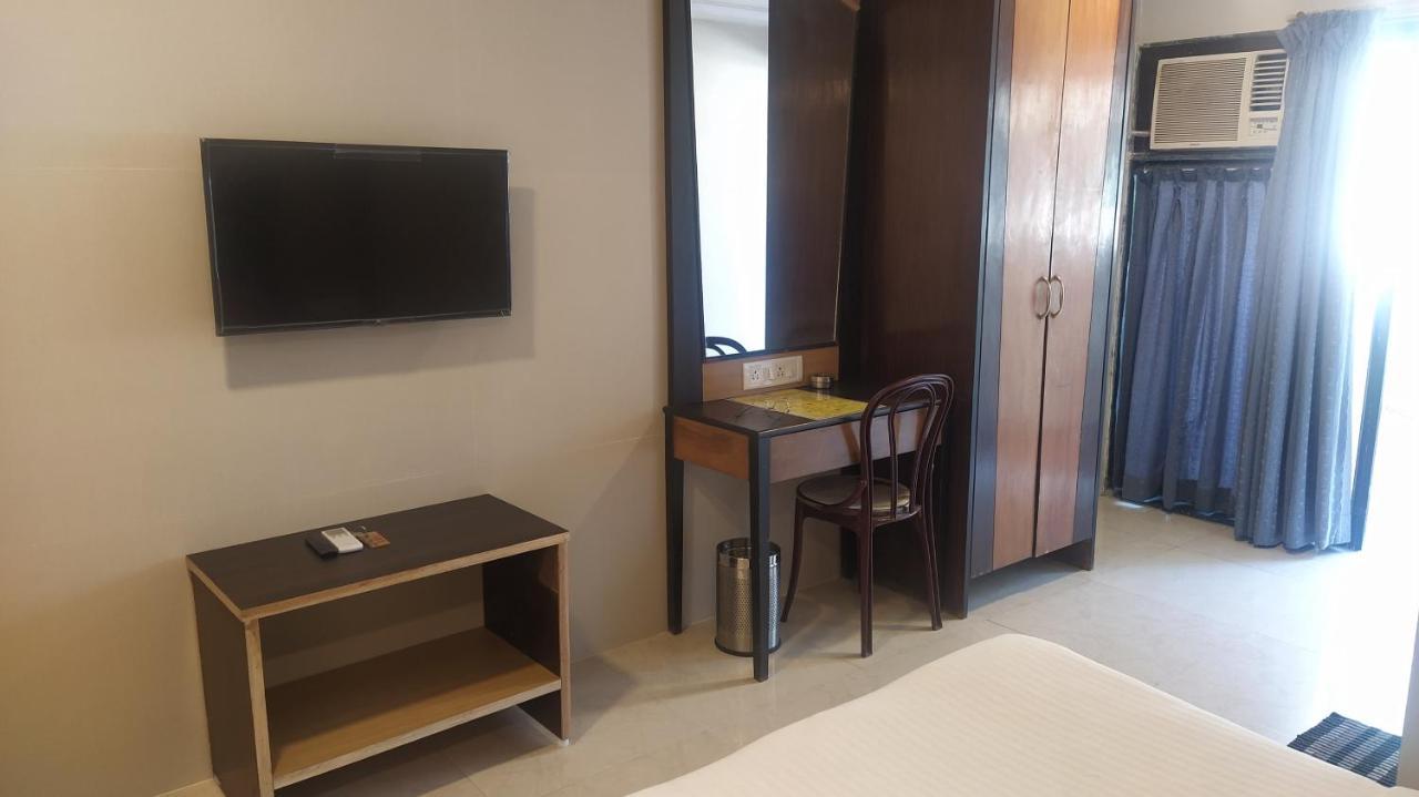 Hotel Palm Star Belapurpada ภายนอก รูปภาพ