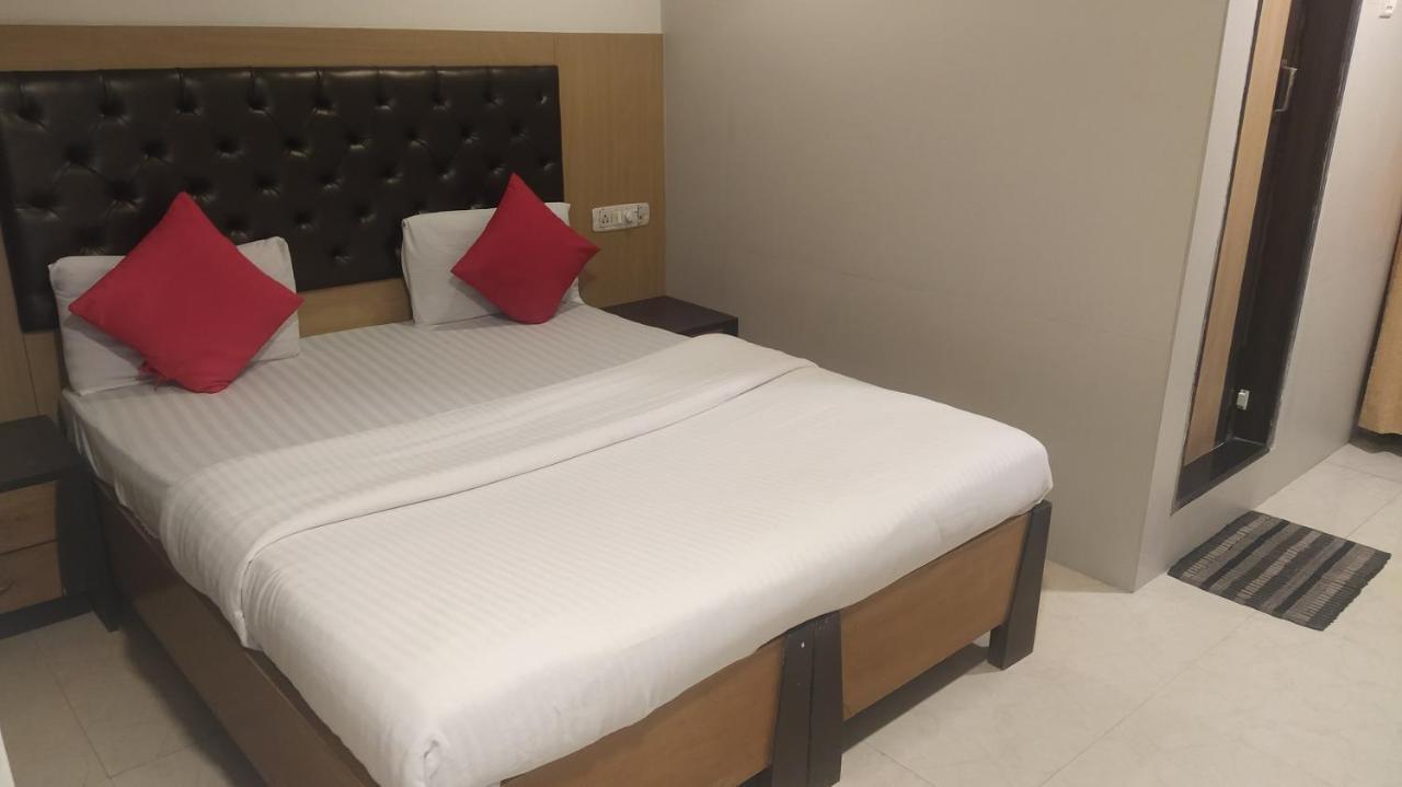 Hotel Palm Star Belapurpada ภายนอก รูปภาพ