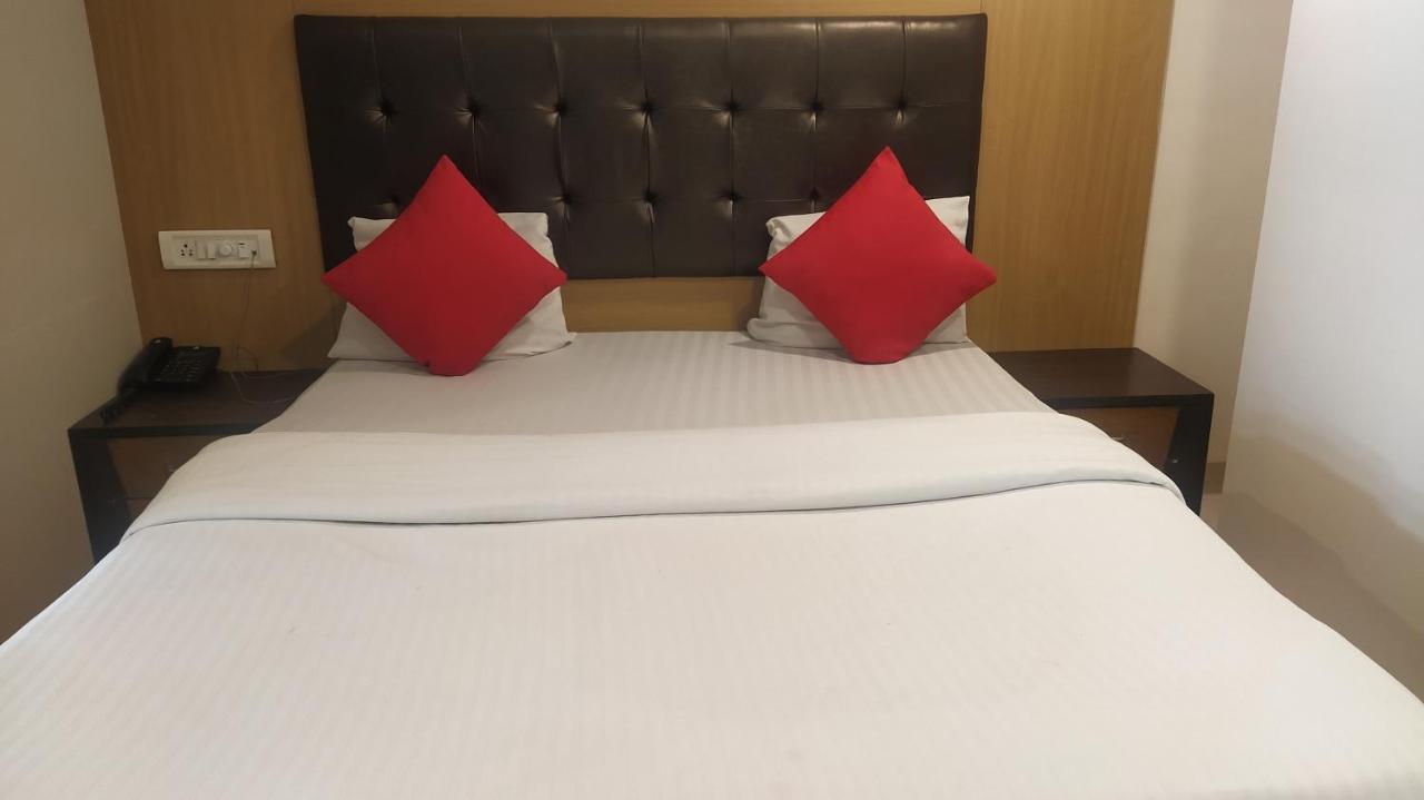 Hotel Palm Star Belapurpada ภายนอก รูปภาพ